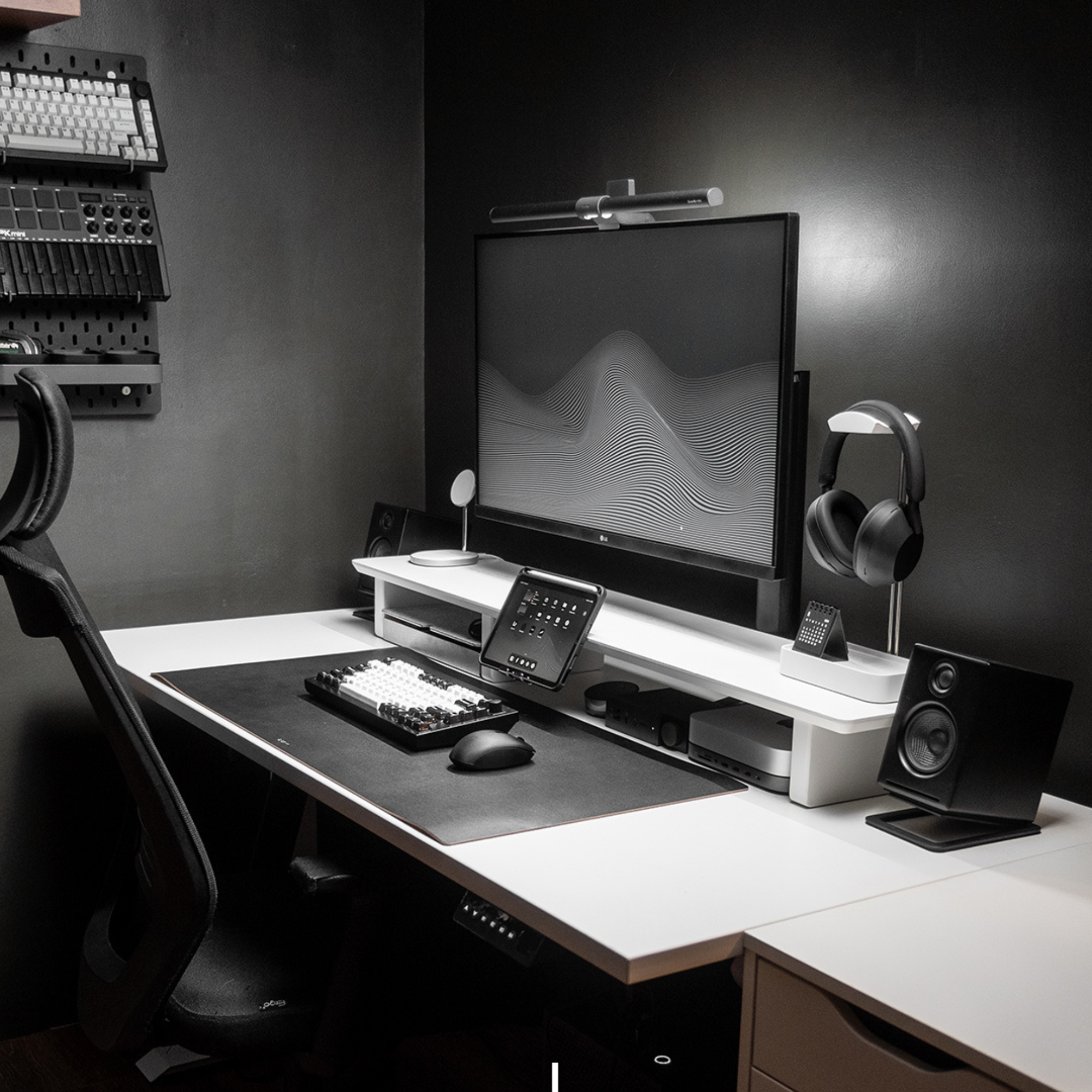 Desk Setup Cockpit | White